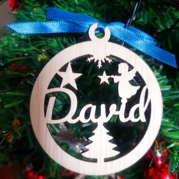 glob din lemn personalizat cu nume ornament brad artizanal